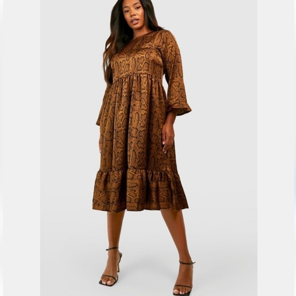 Boohoo woven snake print midi smocked dress size 24